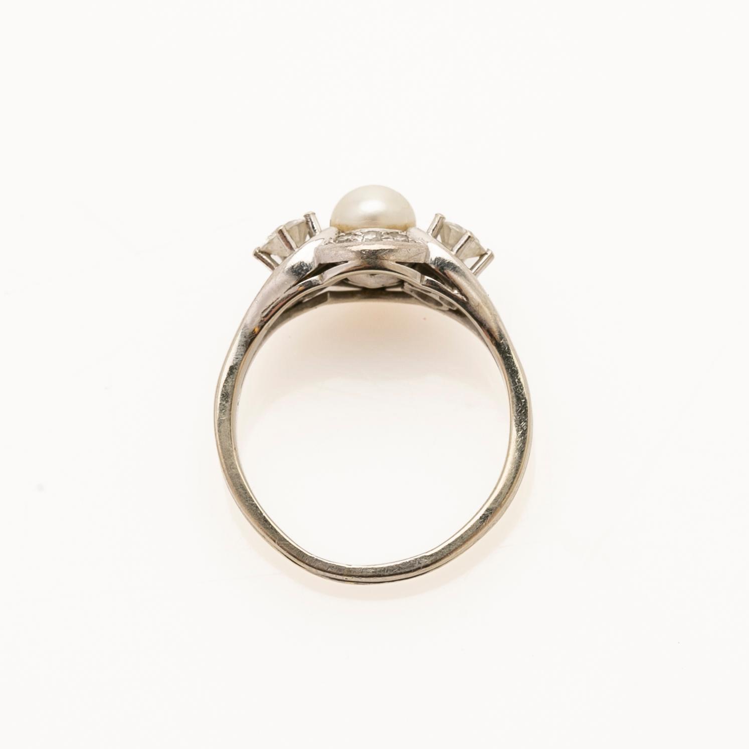 Ring, 18k,  med pärla och briljanter.