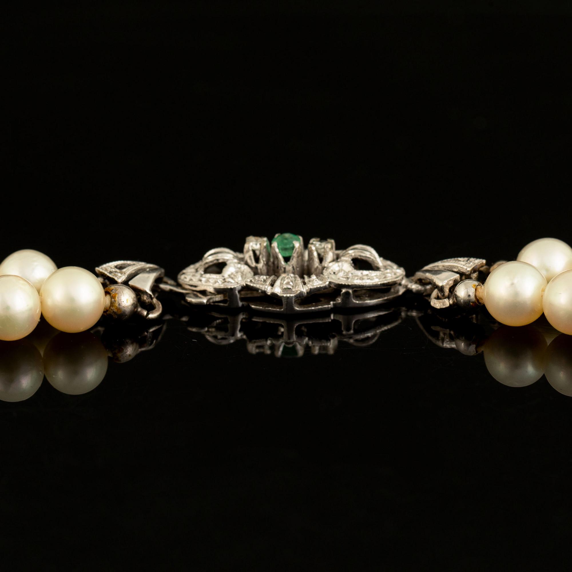 Cultured pearl necklace, clasp white gold with diamond and emerald.