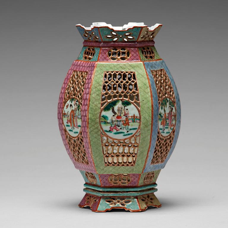 A famille rose lantern, Qing dynasty, 19th Century.