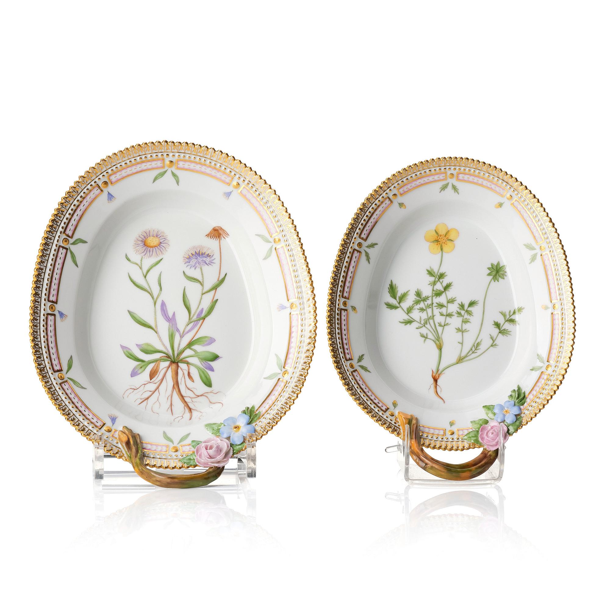 Lövformade fat, två stycken, porslin. "Flora Danica", Royal Copenhagen, Danmark, 1900-tal.