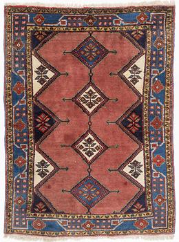 A Persian rug, ca 207 x 156 cm.