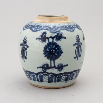 A Chinese blue and white jar, Qing dynasty 18th/19th century.