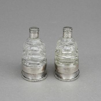 FLAKONGER, silver samt kristall, varierande mästare. 1917.