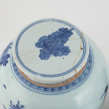 A pair of blue and white porcelain jars with cover, Qing dynasty, 19th century.