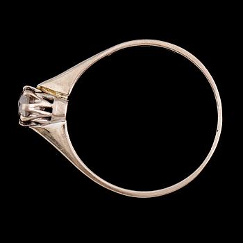 RING, 18 k vitguld, Stigbert, Stockholm 1975, briljantslipad diamant, ca 0.59 ct. Vikt 2,8 g.