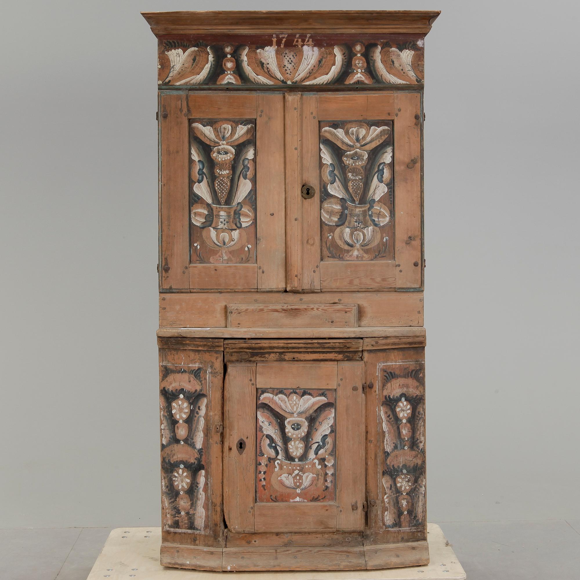 SKÄNKSKÅP, bär datering 1744.