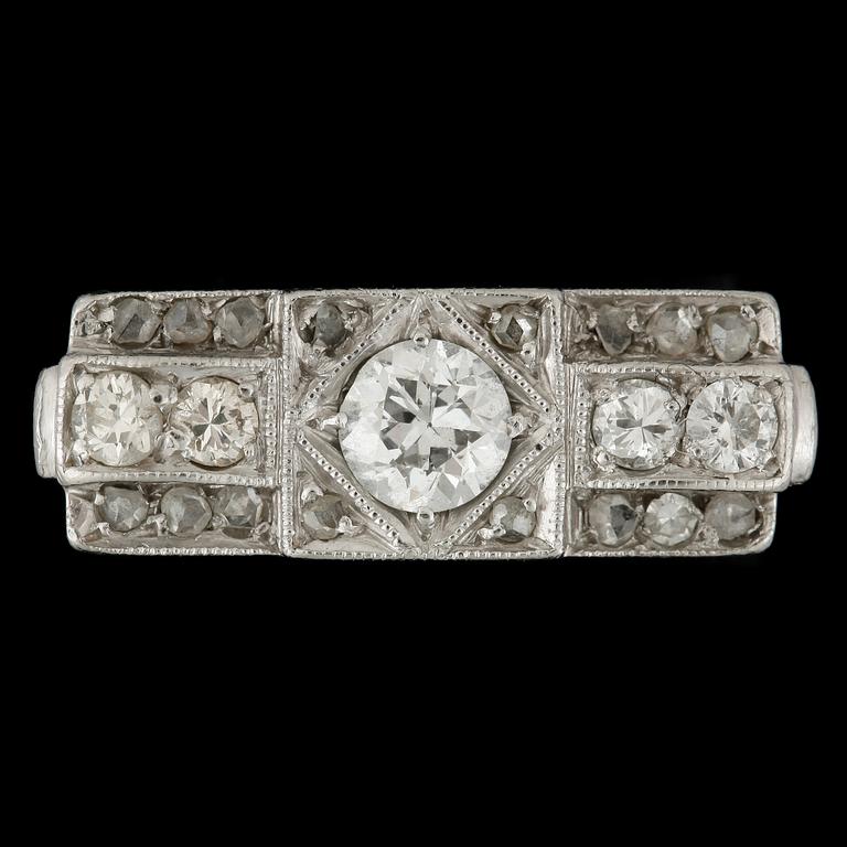 RING, ädelmetall med mestadels gammalslipade diamanter. 1900-talets första hälft. Vikt 5,3g.