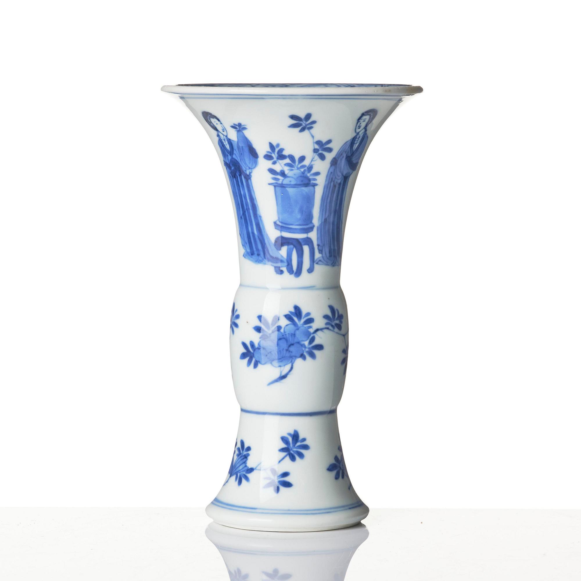 Two blue and white 'lange lisen' vases and a ewer, Qing dynasty, Kangxi (1662-1722).