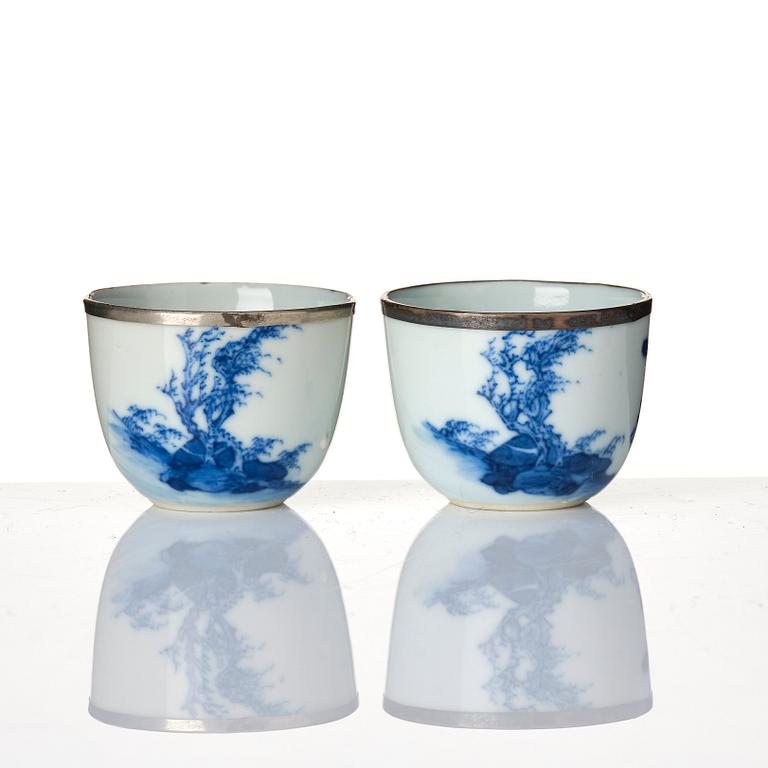 Bricka, samt två vinkoppar, porslin. 'Nei Fu', Qingdynastin för thailändsk marknad.