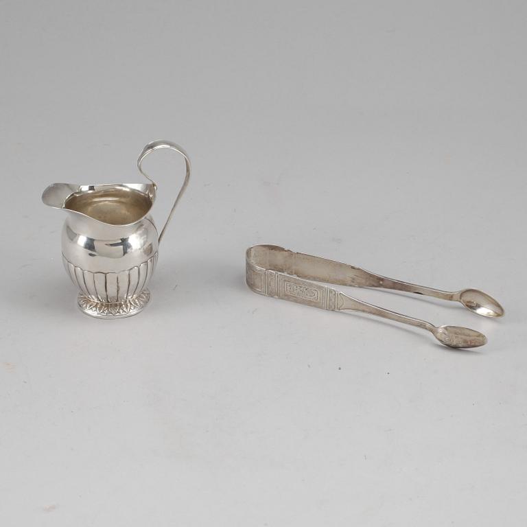 GRÄDDKANNA samt SOCKERTÅNG, silver, bland annat Petter Norlin, Malmö, 1803. Vikt ca 80 gram.