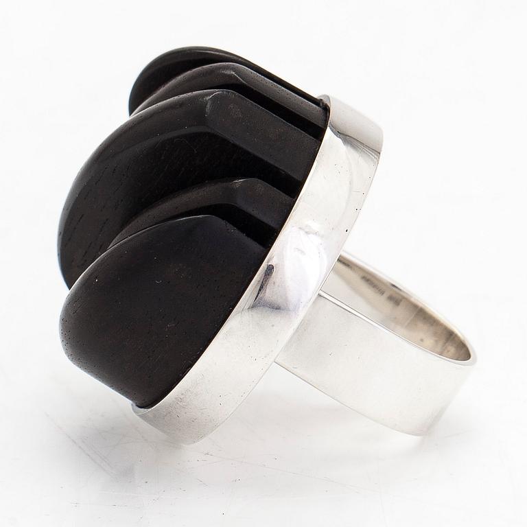 Ring, sterlingsilver och ebenholtz, Kari Aarre Apell, Kaunis Koru 1974.