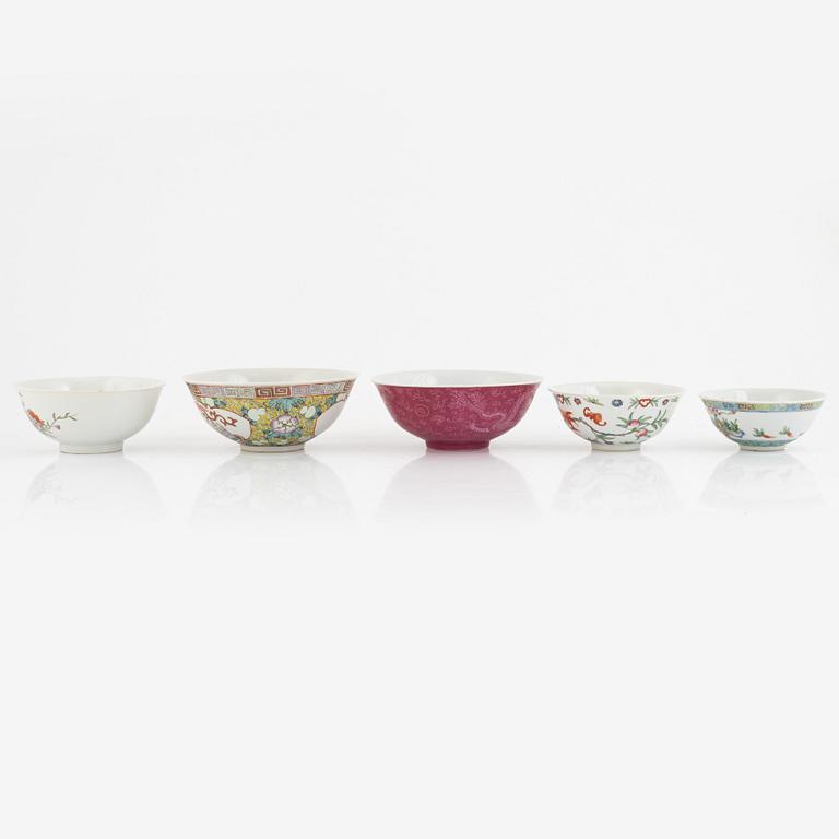 A group of five Chinese porcelain bowls, 20th century.