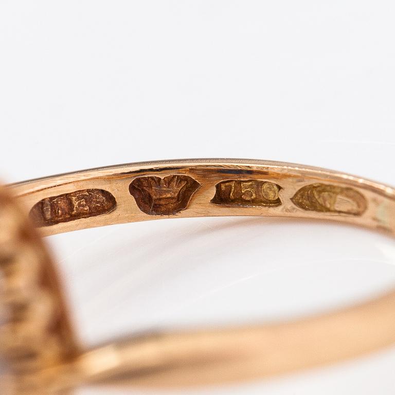 An 18K gold ring with a sapphire and rose-cut diamonds. Esko Raitanen, Helsinki.