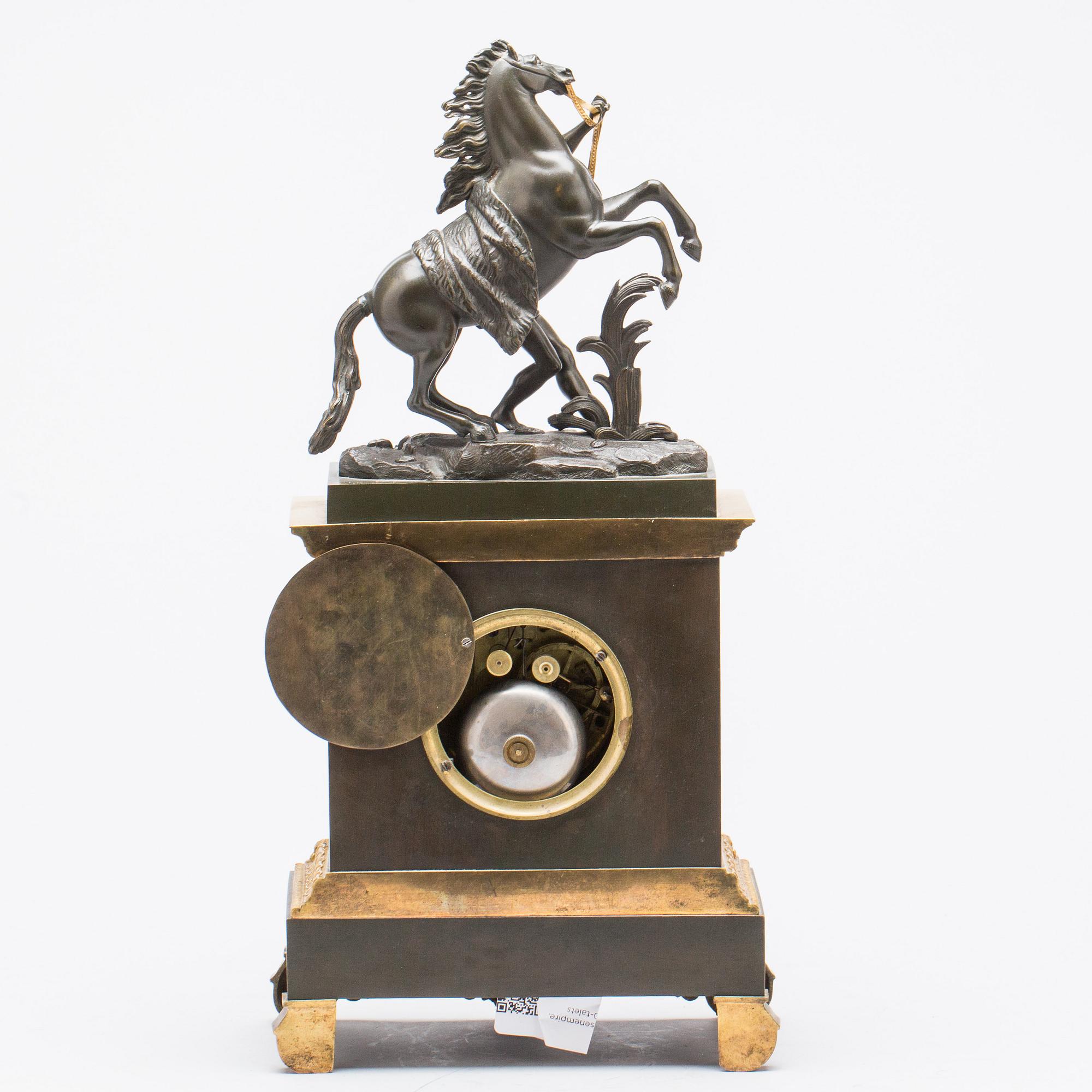 BORDSPENDYL, senempire. Robin, Paris. 1800-talets första hälft.