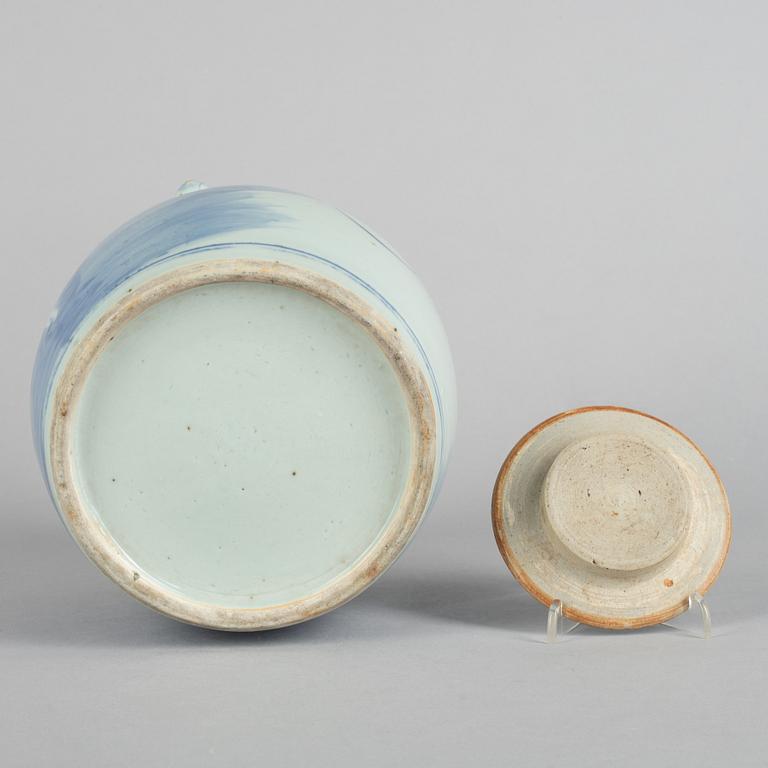 A porcelain teapot and urn with cover, China, Qing dynasty, 19th century.