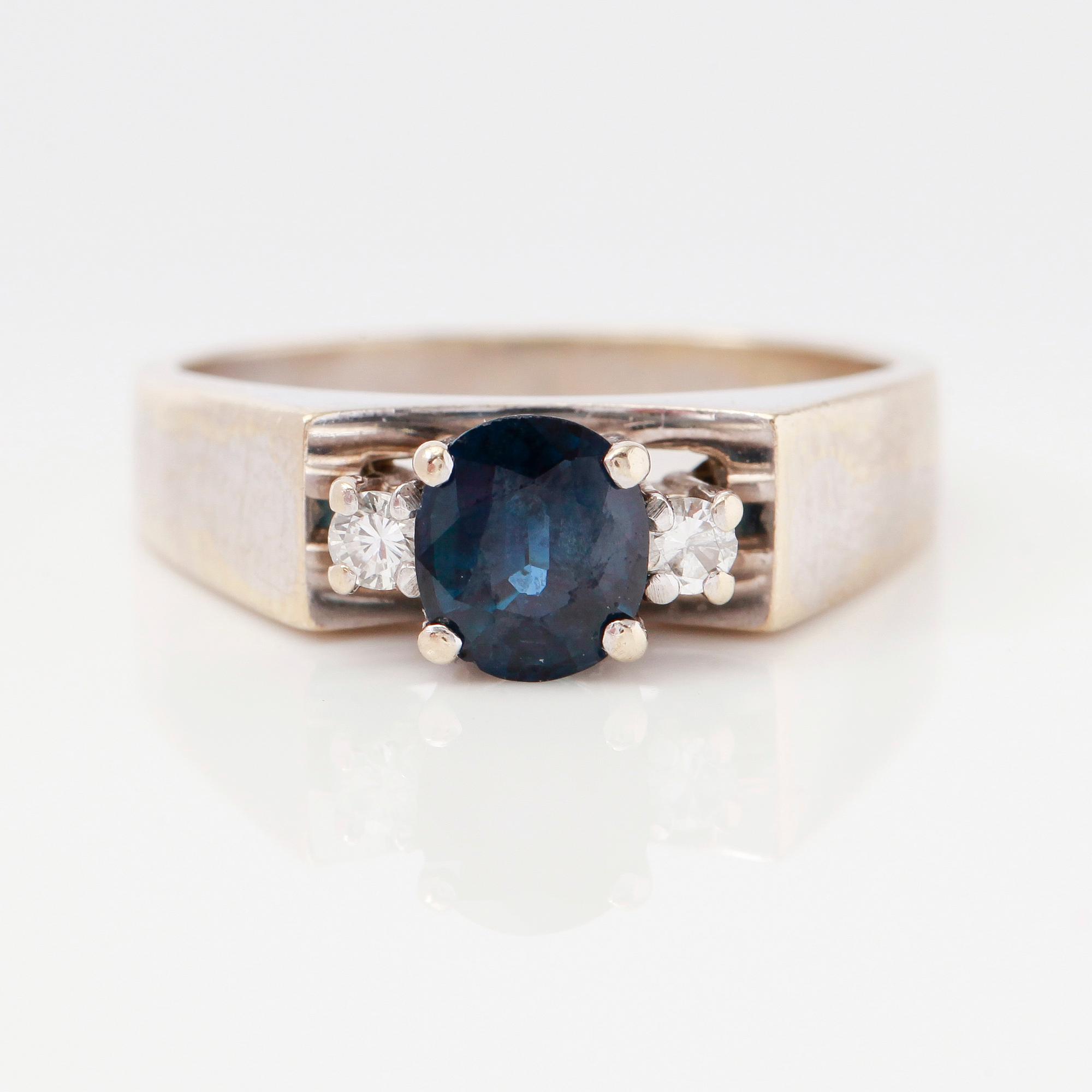RING, 18K vitguld, diamanter och safir ca 0.80 ct.
