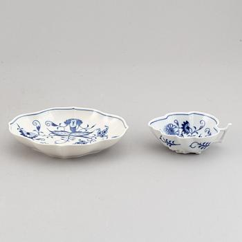 23 pieces Meissen "Zwiebelmuster" porcelain.