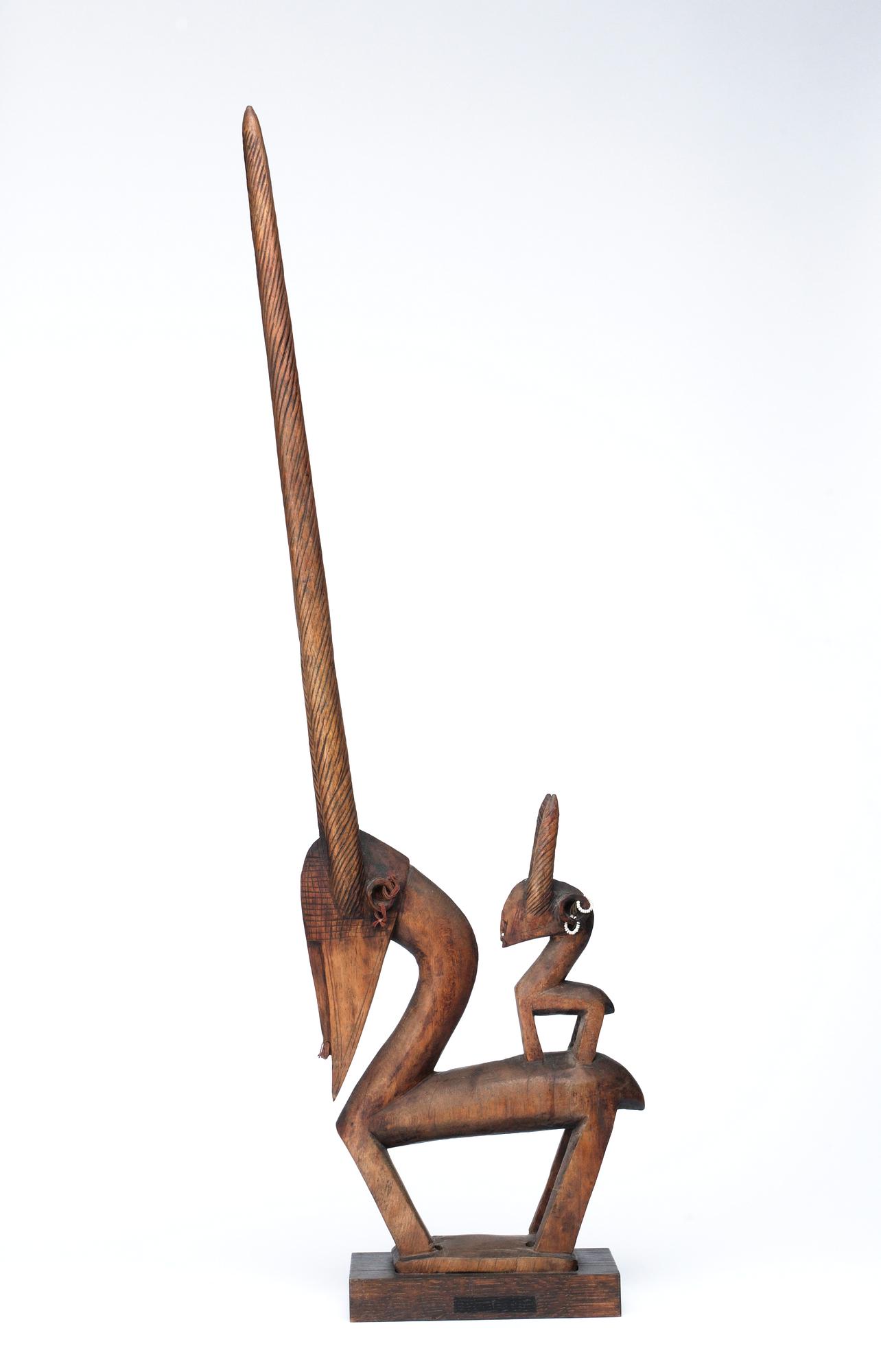 HUVUDPRYDNAD. Tshiwara (stiliserad antilop) - Moderskap. Trä. Bambara-stammen. Mali ca 1940-tal. Höjd 86 cm.