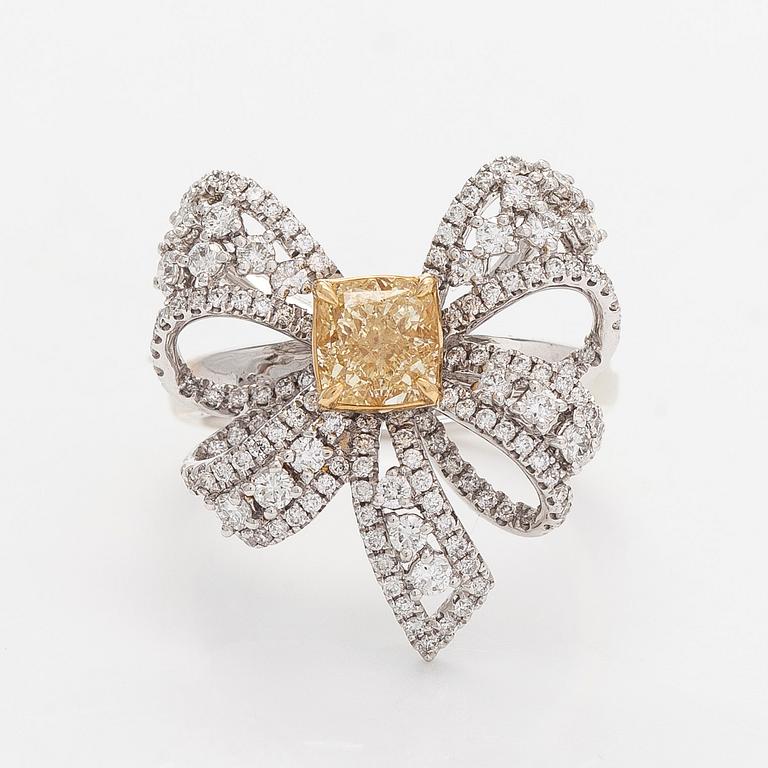 Ring, rosett, 18K vitguld, med gul kuddslipad diamant samt klara briljantslipade diamanter.
