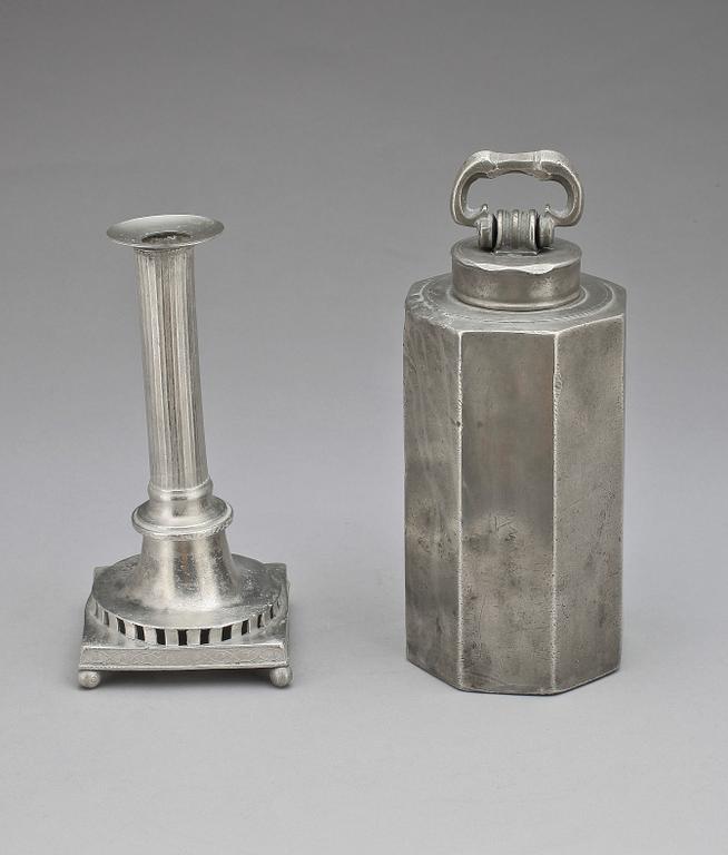 PARTI TENN, 2 delar, prismaflaska samt ljusstake, 1700/1800-tal.