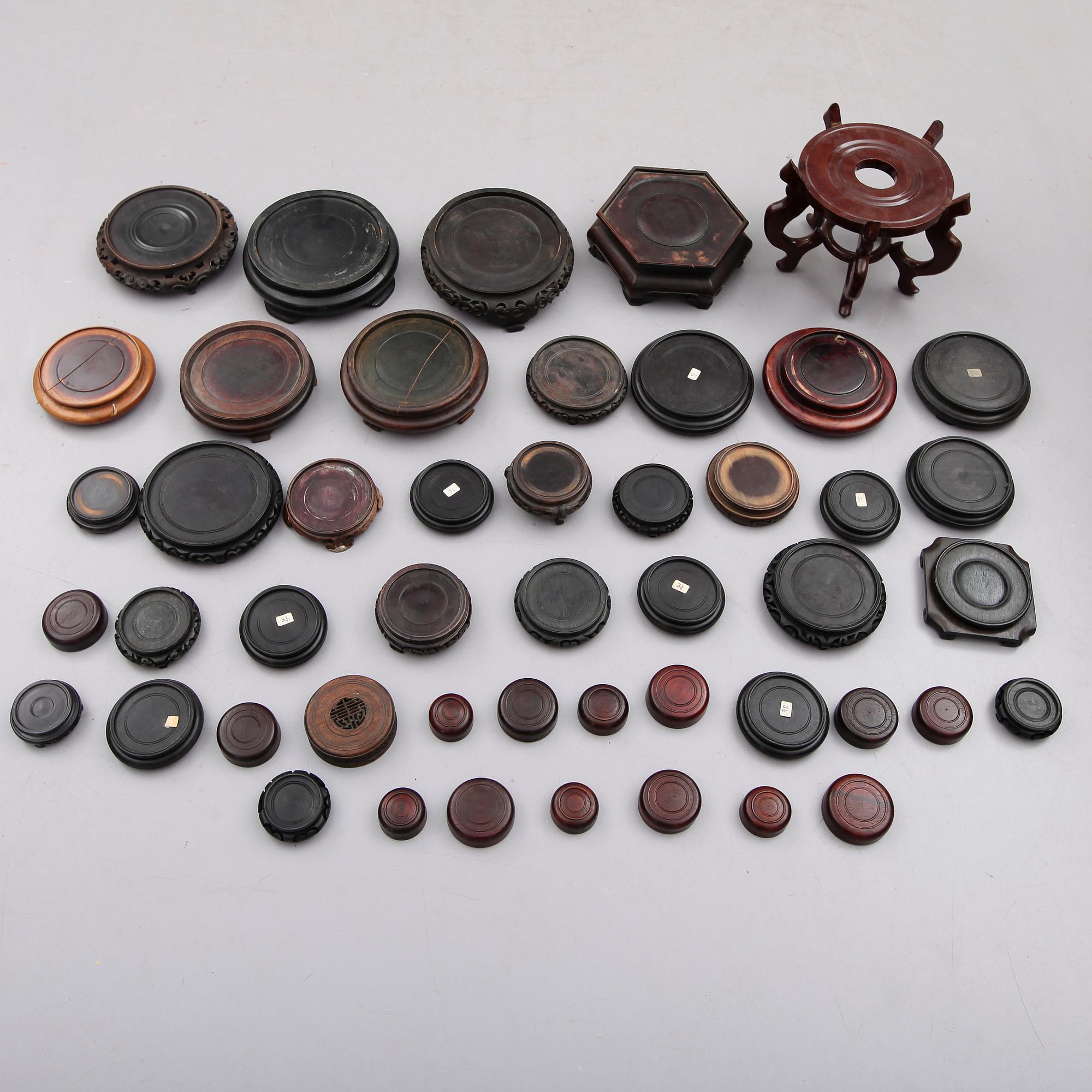 SAMLING VASSTÄLL SAMT LOCK för ostindiskt porslin, 1800-/1900-tal.