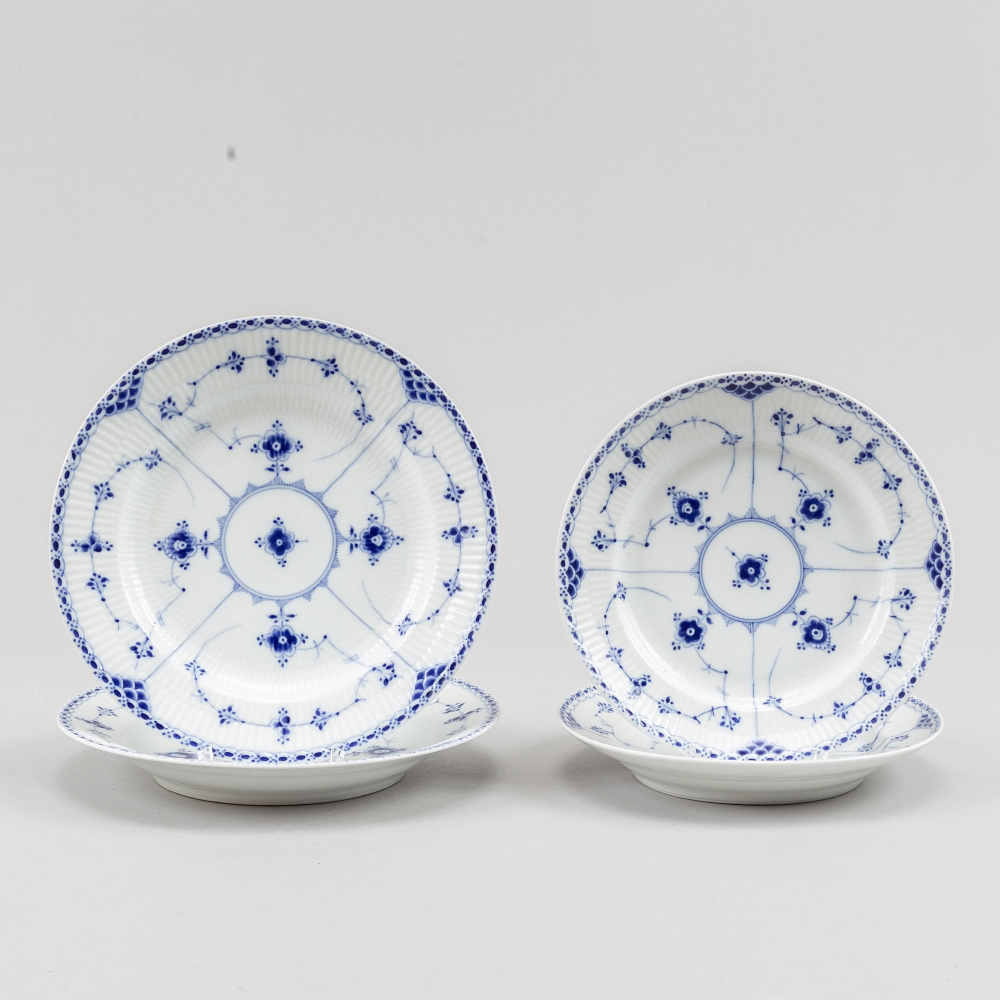 Royal Copenhagen, mat- samt kaffeservis, 85 delar, porslin. "Musselmalet", Danmark, 1900-tal.