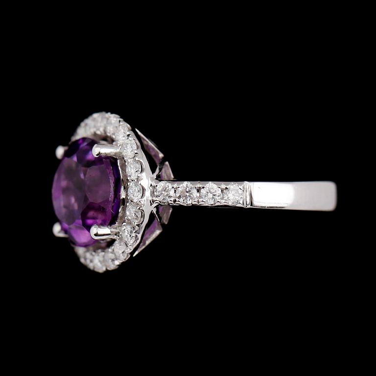 RING, 18 k vitguld, ametist ca 2.39 ct, briljantslipade diamanter tot 0.52 ct.