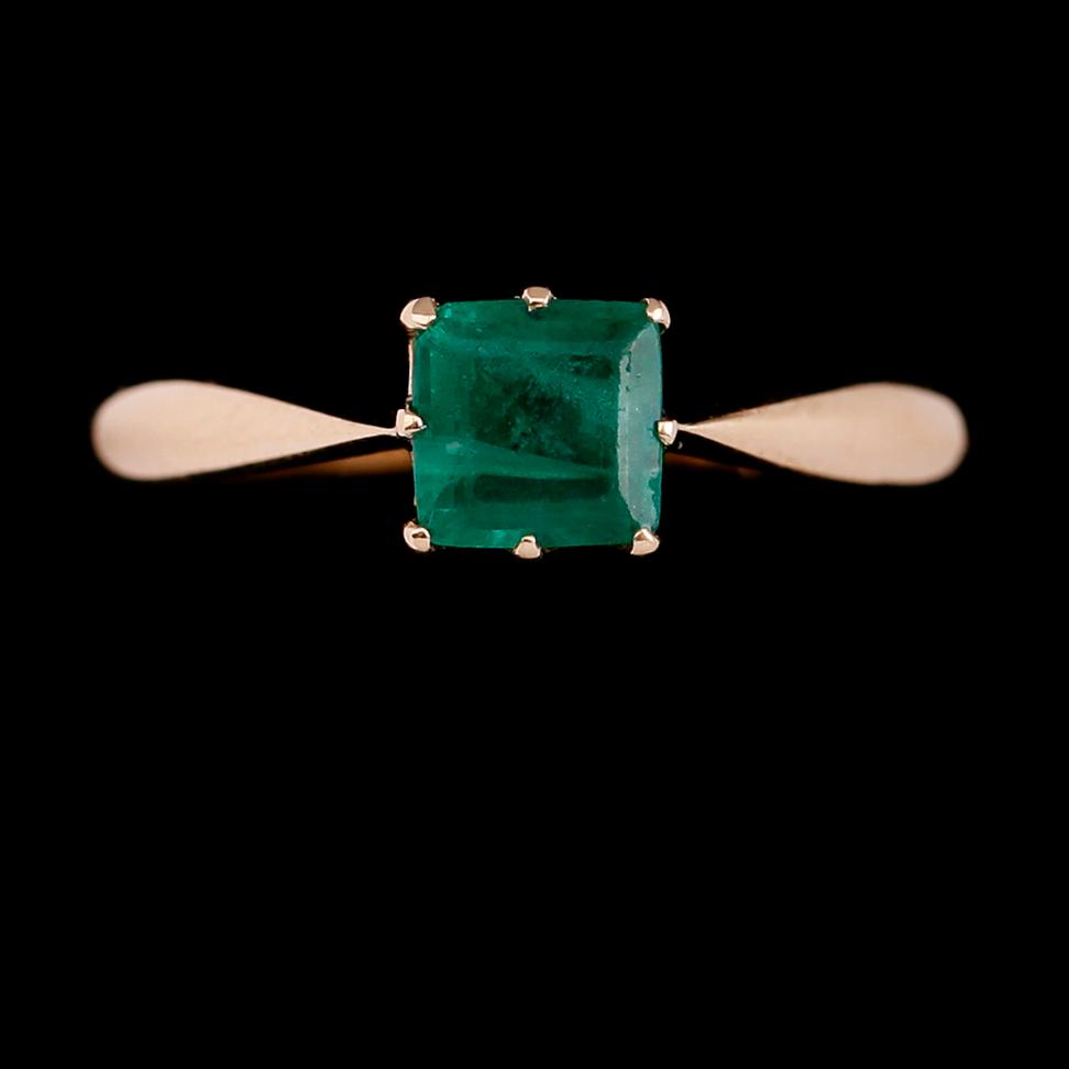 RING, 14 k guld, grön sten. Total vikt ca 2 g.