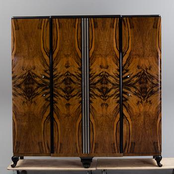 KLÄDSKÅP, 1900-talets första hälft.