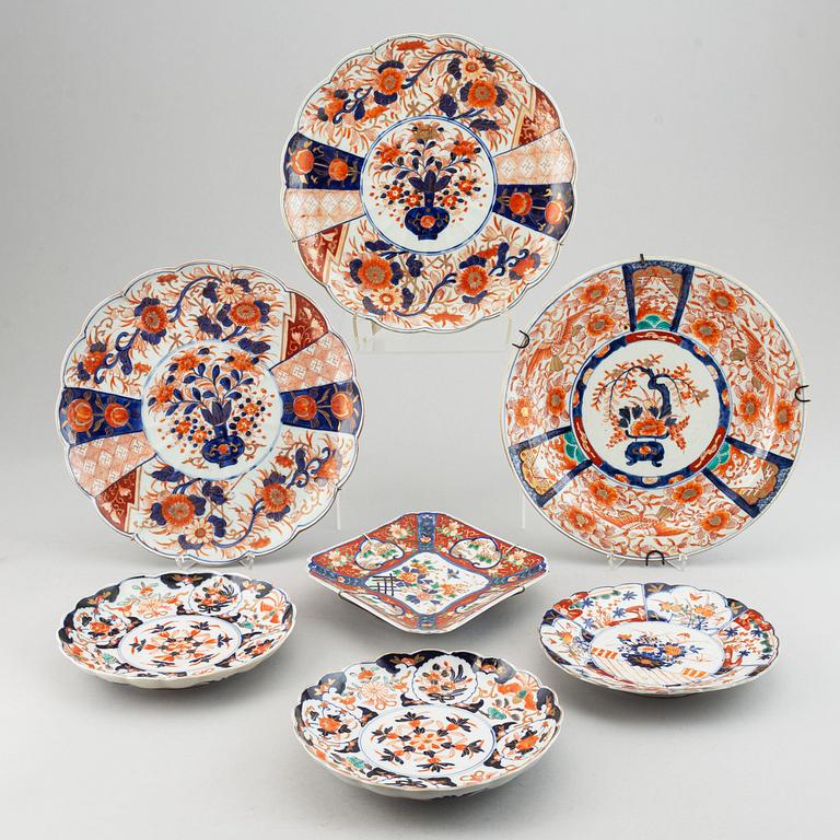 A set of seven imari dishes, Japan, late 19th Century and 20th Century.