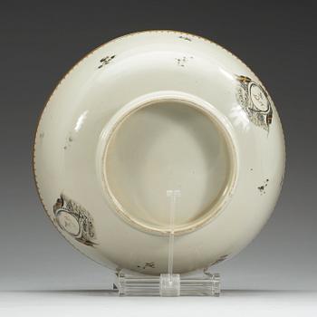 A grisaille punch bowl, Qing dynasty, Qianlong (1736-1795).