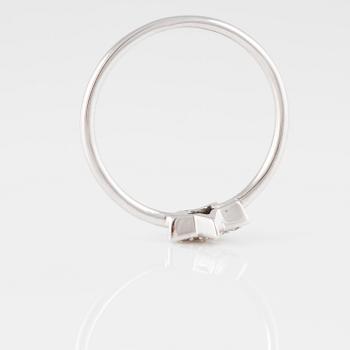RING, 18K vitguld med briljantslipade diamanter ca 0.06 ct. Vikt 1,4 gram.