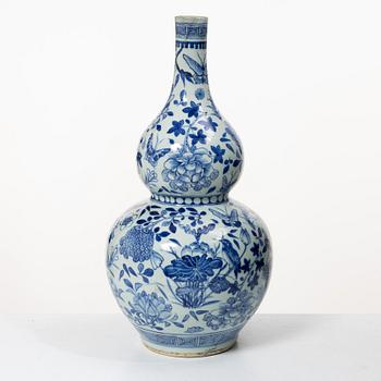 A blue and white kalebass shaped vase, Qing dynasty, 19th century.