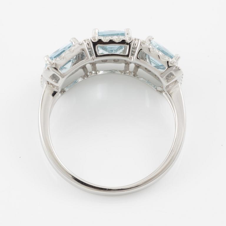 Ring in 18K white gold with three aquamarines and brilliant-cut diamonds.