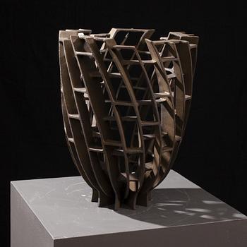 SATU SYRJÄNEN
Carousel. 
Kivitavarakeramiikka. Korkeus 43 cm, halk. 34,5 cm.