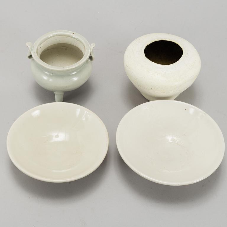 A group of white glazed ceramics, South East Asia, 16th/15th Century.