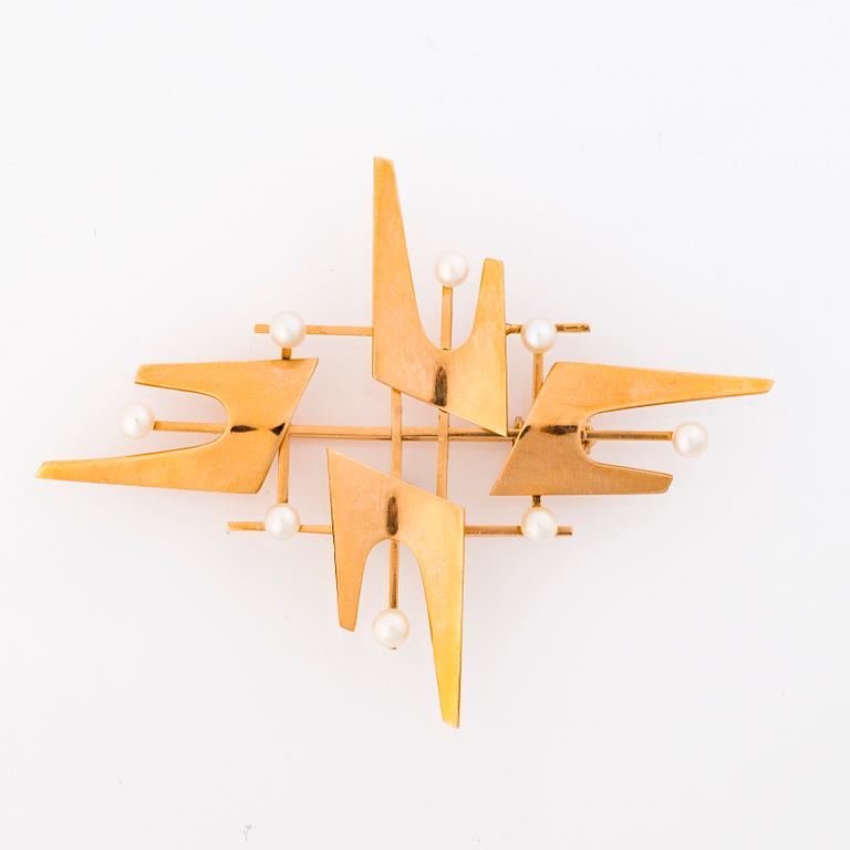 A 14K gold brooch with pearls by Astikainen, Reijo, Helsinki 1962.