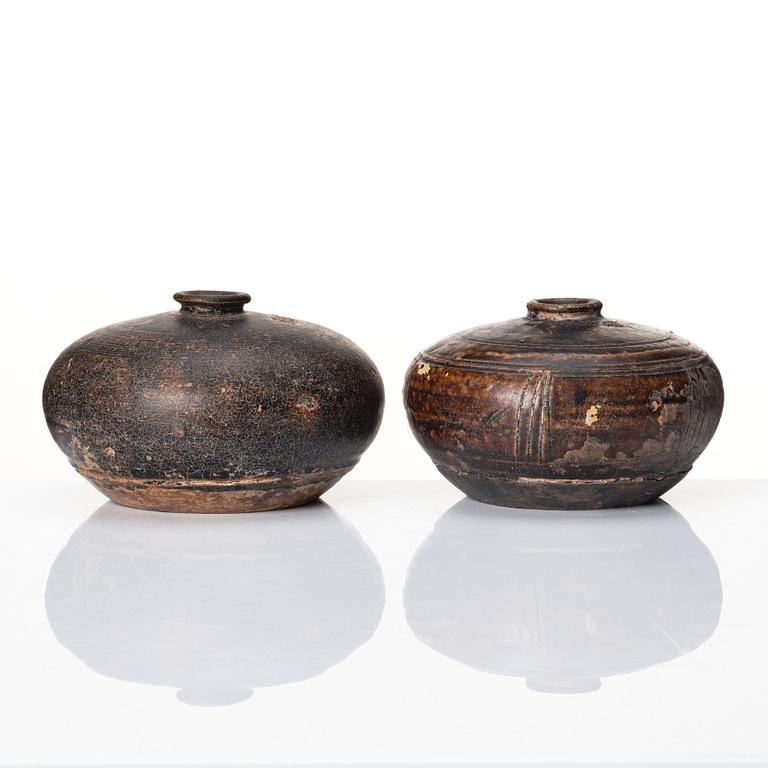 Two Sawankhalok jars, Thailand/Kambodja, 15/16th century.