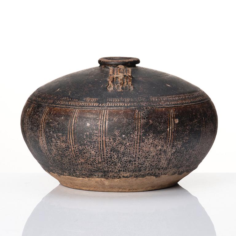A Sawankhalok jar, Thailand/Kambodja, 14th/15th century.