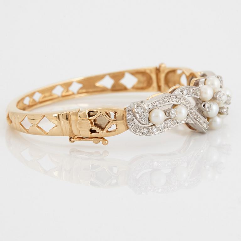 Armring 14K guld med gammal- och åttkantslipade diamanter samt pärlor.