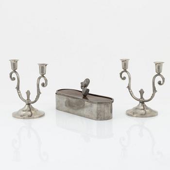 Ask med lock, tenn, Carl-Einar Borgström, samt ett par kandelabrar, tenn, Stockholm, 1934.