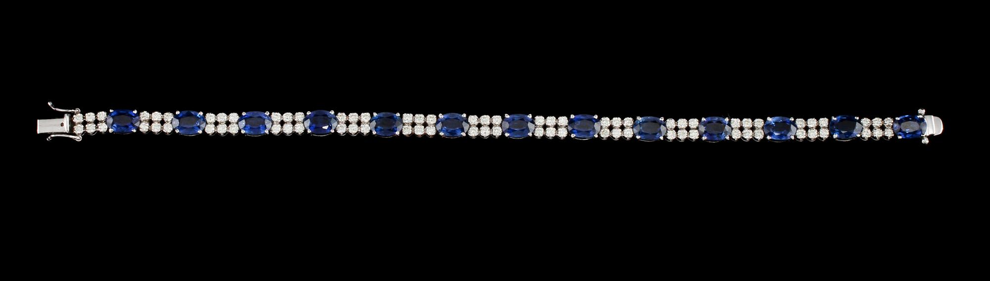 ARMLÄNK, 18k vitguld med 13 fasettslipade blå safirer samt 78 briljantslipade diamanter, totalt 2.40 ct. Vikt 18 g.