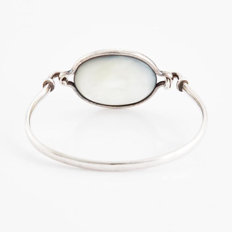 Vivianna Torun Bülow-Hübe, a sterling silver and mother-of-pearl bracelet, Jakarta, Indonesien.