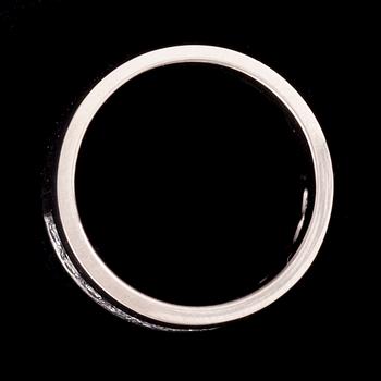 RING, 18K vitguld, 9 briljantslipade diamanter ca 0,30 ct, kontrollstämpel 1980. Vikt 7,4 g.
