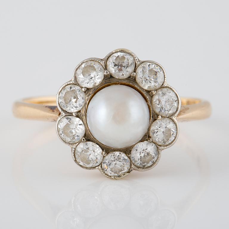 RING, 18K guld och med odlad pärla och gammalslipade diamanter 1.55 ct, Wilhelm Harbeck, Stockholm, 1919. Vikt 3,7 gram.
