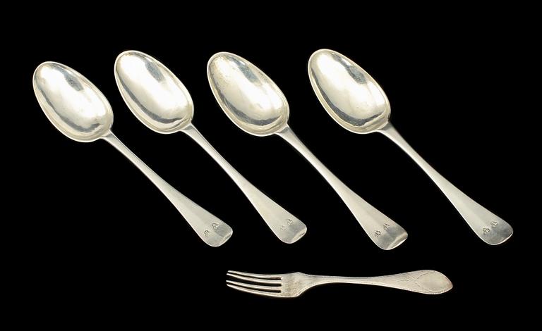 SKEDAR, 4 st samt GAFFEL, silver, omkring 1800. Vikt 210 g.