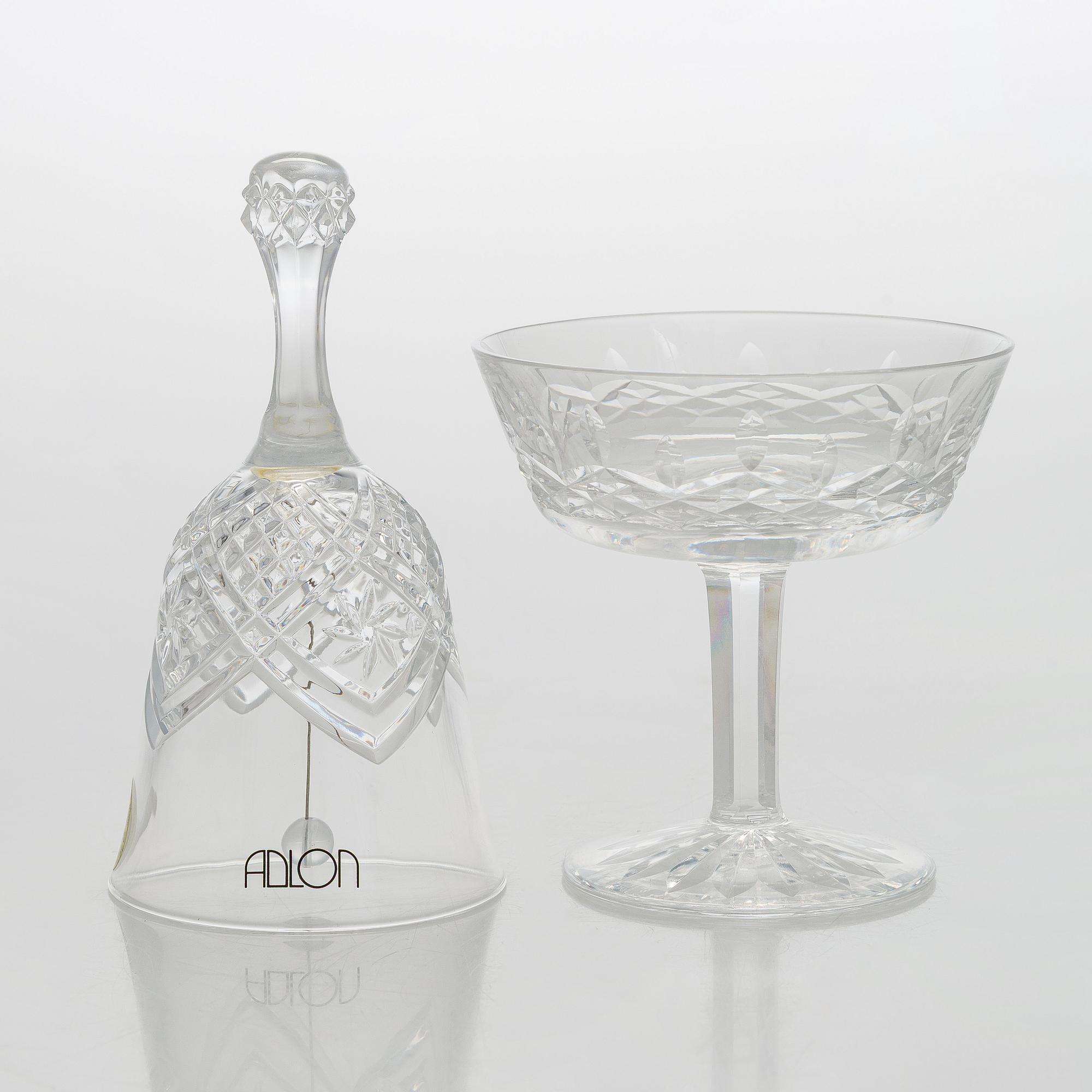 Jälkiruokamaljoja / samppanjalaseja, 12 kpl Waterford ja pöytäkello, 1960/70-luku.