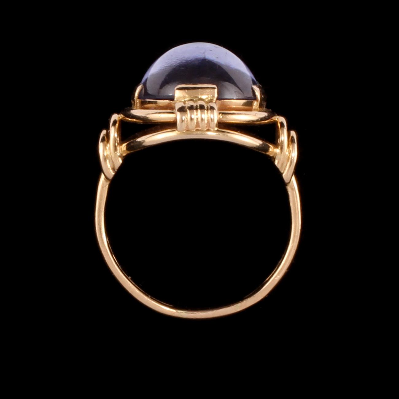 RING, 18k guld med cabochonslipad spinell, Stockholm, 1900-talets mitt. Vikt 8g.