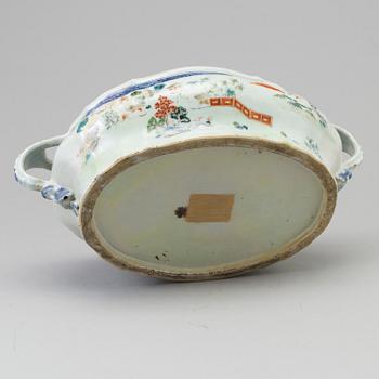 A wonderful Chinese blue and white with famille rose tureen with cover, Qing dynasty, early 18th century.