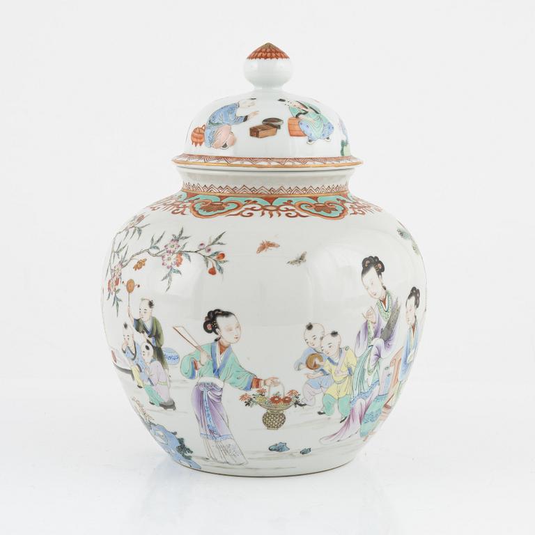 A lidded porcelain urn, Kina, 20th century.